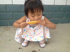 宝宝喂我吃瓜,温馨亲子时光